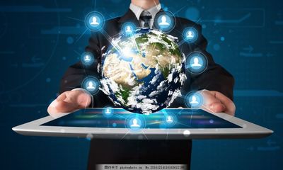 指尖經緯 平板電腦上的地球圖片與計算機網絡科技的交匯